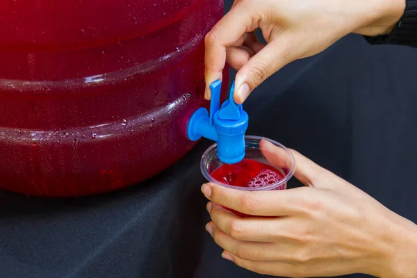 Mão Feminina Segurando Vidro Água Com Fundo Bebida Líquida Vermelha — Fotografia de Stock