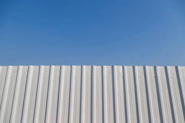 Clôture Métal Ondulé Blanc Avec Fond Bleu Ciel — Photo