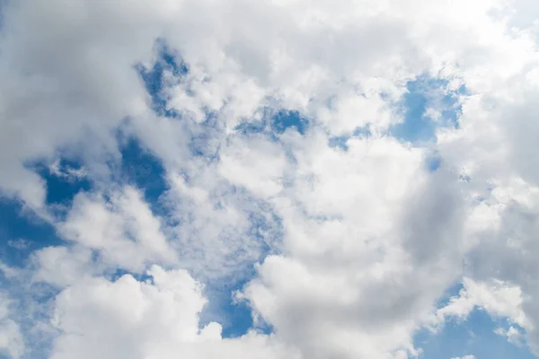 Witte Dunne Wolken Blauwe Lucht Achtergrond — Stockfoto