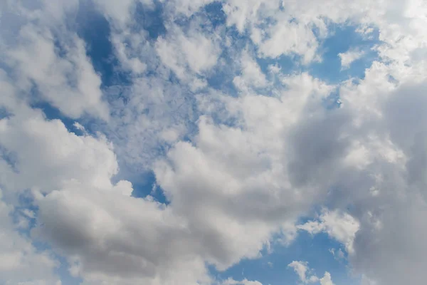 Fehér Ritka Felhők Felett Kék Háttér — Stock Fotó