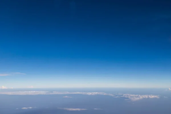 Céu Azul Fundo Com Nuvens Minúsculas Fundo — Fotografia de Stock