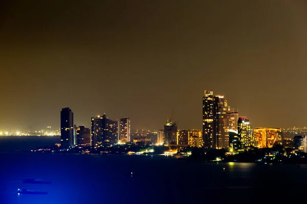 高層ビルを背景にした夜のスカイライン — ストック写真