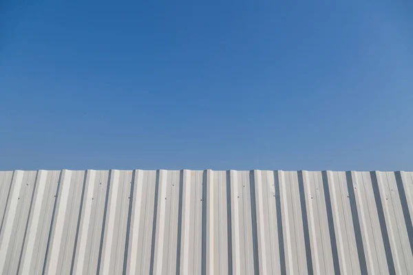 Белый Гофрированный Металлический Забор Голубом Фоне Неба — стоковое фото