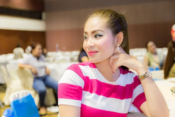 Asiática Mujer Usando Maquillaje Asistir Seminario Empresa — Foto de Stock