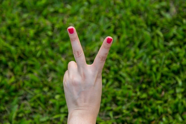 Femme Main Avec Ongle Rouge Montrent Signe Paix Numéro Deux — Photo