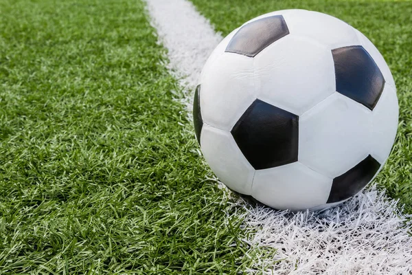 Futbol topu beyaz çizgi arkaplanda sahada