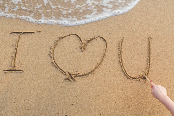 Messaggio Amo Sulla Sabbia Con Mano Donna Disegno Sulla Spiaggia — Foto Stock