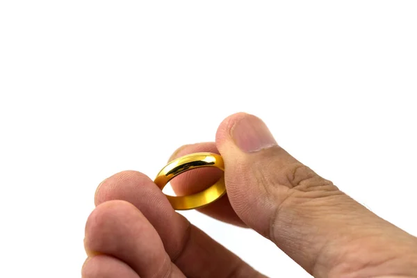 白い背景に隔離された手に黄金の結婚指輪のクローズアップ写真 — ストック写真