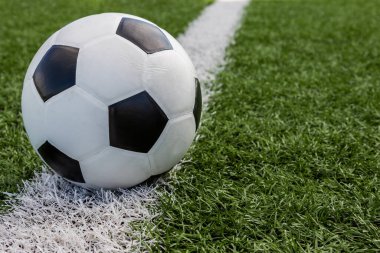 Futbol topu beyaz çizgi arkaplanda sahada