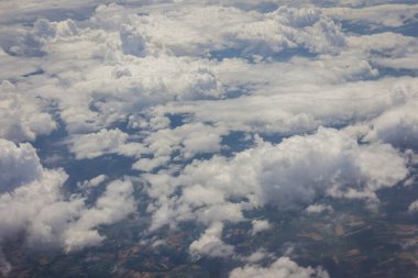 Bulutlu mavi gökyüzü, hava planının arka planı, sabah saatinde.