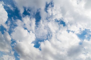 Mavi arkaplan üzerinde beyaz seyrek bulutlar