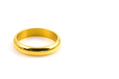 Beyaz arka planda izole edilmiş düğün için iki altın yüzük.