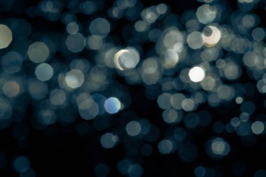 Siyah arkaplan üzerindeki soyut bokeh dokusu