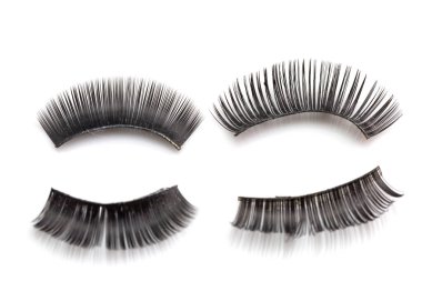 Beyaz arkaplanda izole edilmiş siyah takma kirpik kullanıldı