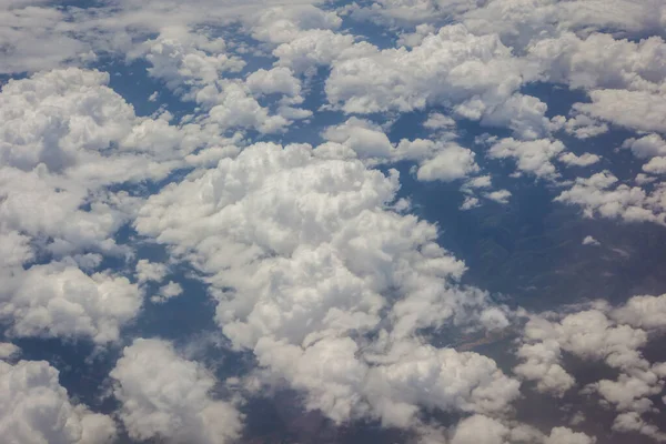 午前中の飛行機の雲を背景に青い空 — ストック写真