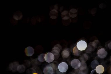 Siyah arkaplan üzerindeki soyut bokeh dokusu