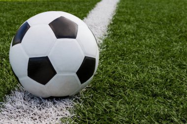 Futbol topu beyaz çizgi arkaplanda sahada