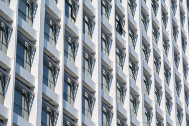 Beyaz bina arkaplanının pencereleri