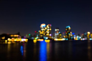Şehrin aydınlık bokeh 'i gece arkaplanında nehirde