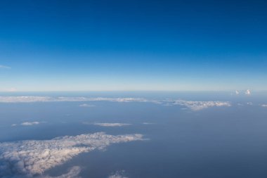 Küçük bulutlu mavi gökyüzü arkaplanı