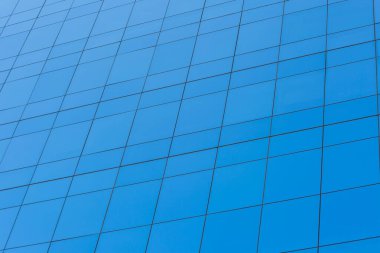 Mavi cam pencereli modern ofis binası