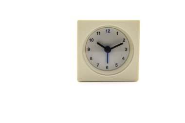 Beyaz arkaplanda beyaz tablo saati