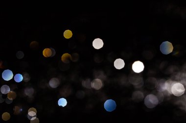 Siyah arkaplanda soyut siyah beyaz bokeh dokusu