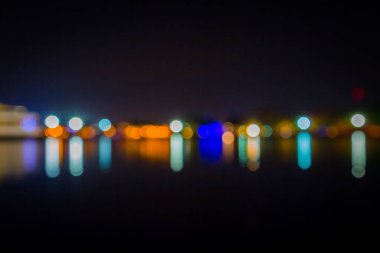 Geceleyin şehrin soyut bokeh 'ini arkaplan olarak kullan