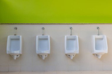 Erkekler tuvaletinde beyaz pisuarlar, erkekler için beyaz seramik sidik tasarımı.