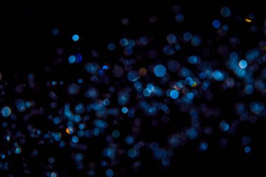 Siyah zemin üzerinde lüks mavi bokeh dokusu