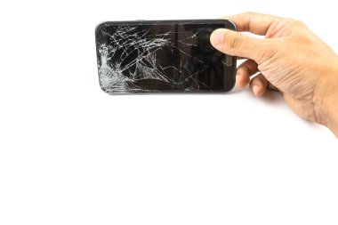 Zemine akıllı telefon düşüşü ve beyaz arka planda izole edilmiş kırık ekran hasarı