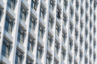 Beyaz bina arkaplanının pencereleri