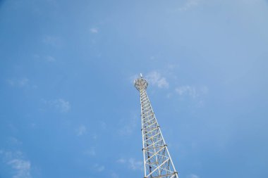 Açık mavi arkaplanı olan beyaz telefon direği