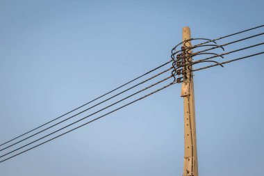 Gökyüzü arkaplanı açık yüksek voltaj elektrik direği