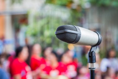 Bulanık arkaplan olan halka açık alanda mikrofonu kapat