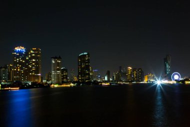 Gece vakti nehir kıyısında şehrin ışığı.