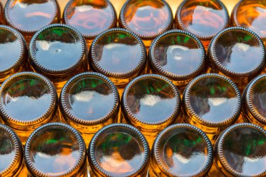 Alttaki bira şişesinin arka planı.