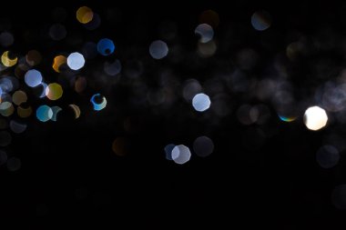 Siyah arkaplanda soyut siyah beyaz bokeh dokusu