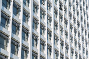 Beyaz bina arkaplanının pencereleri