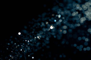 Sudan Bokeh arkaplanı ve siyah arkaplanı olan ışık