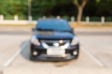 Bulanık araba parktaki otoparkta.