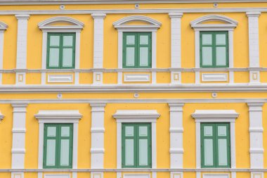 Mavi gökyüzü arka planına sahip turuncu renkli binanın soyut satırı