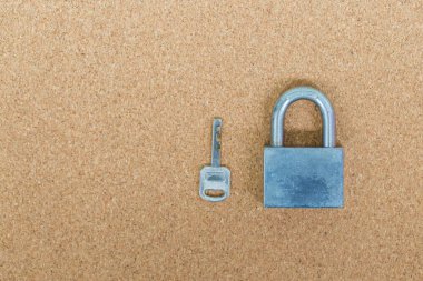 Mantar pano arka planında eski ana anahtar ve anahtar kilidi