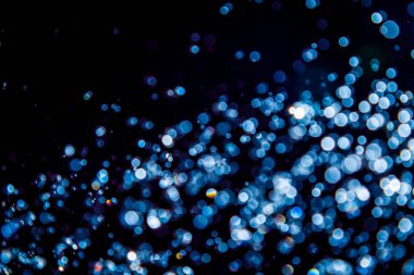 Siyah zemin üzerinde lüks mavi bokeh dokusu