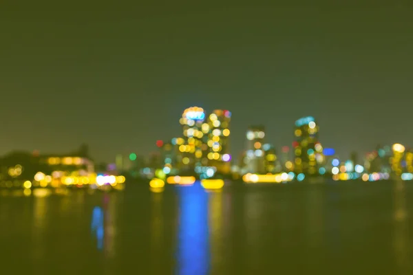 夜色背景下城市在河畔的浅滩 — 图库照片