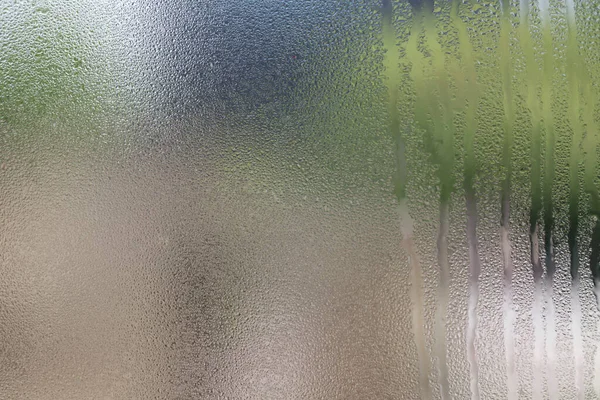 Droppar Vatten Glas Med Grön Bakgrund — Stockfoto