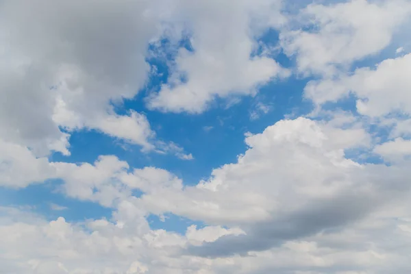 Weiße Dünne Wolken Über Blauem Himmel — Stockfoto