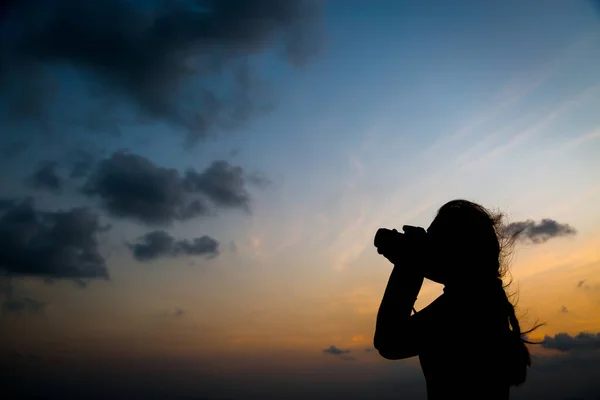 Fotógrafo Silhueta Tirar Uma Foto Fundo Por Sol — Fotografia de Stock