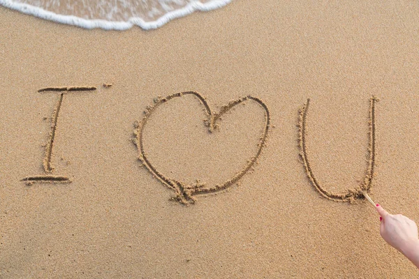 Bericht Dat Hou Van Het Zand Met Vrouw Hand Tekenen — Stockfoto