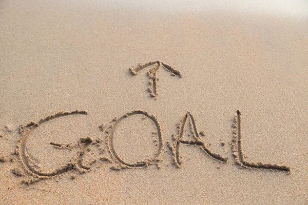 ビーチの背景に砂の上矢印と砂の上のメッセージの目標 — ストック写真